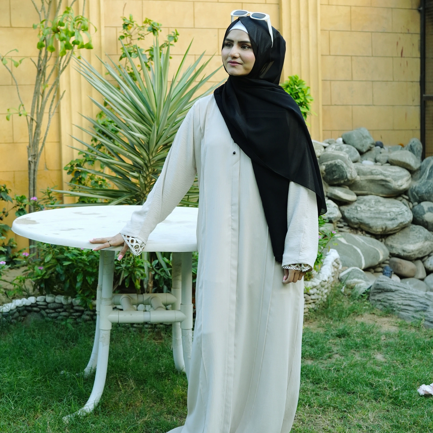 2 Piece set Off-white abaya, black scarf - Image 2