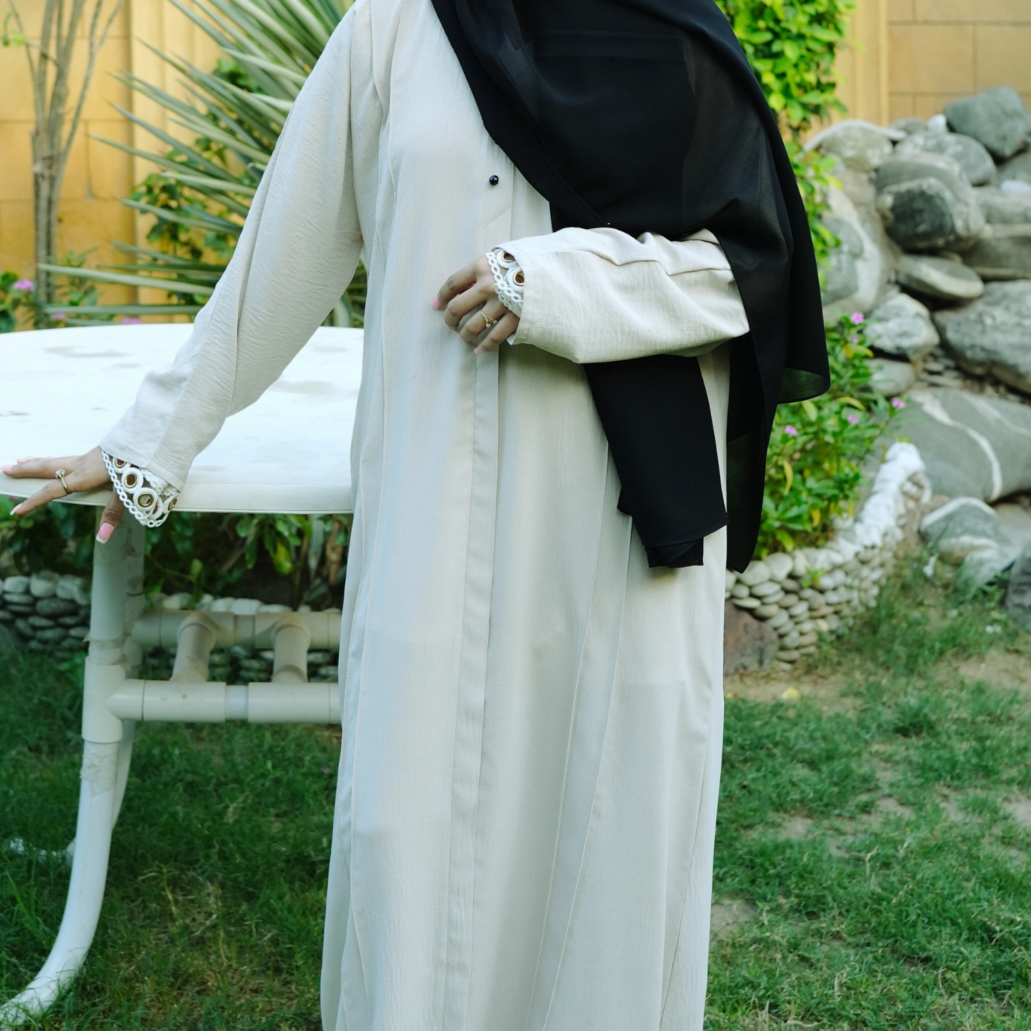2 Piece set Off-white abaya, black scarf - Image 3