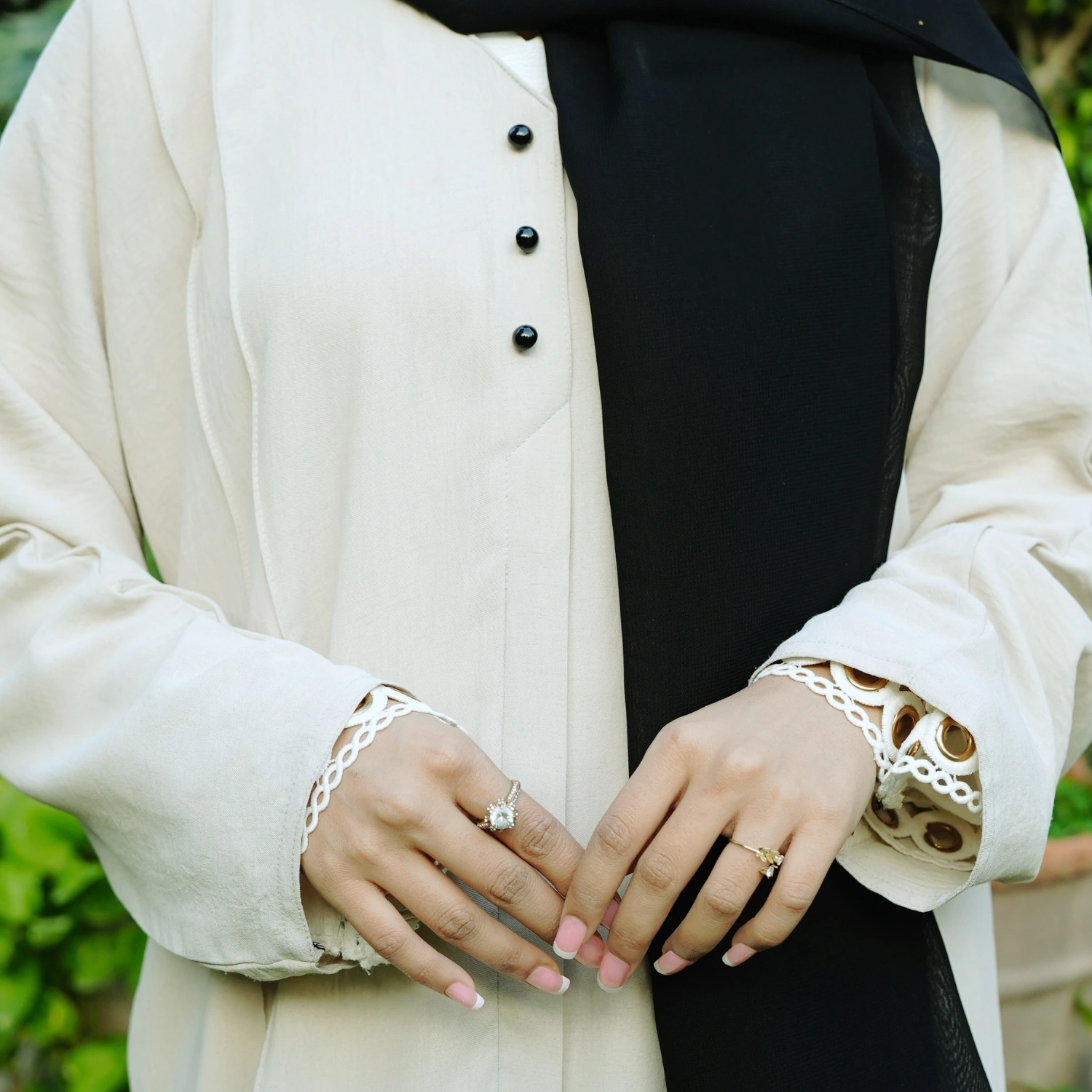 2 Piece set Off-white abaya, black scarf - Image 4